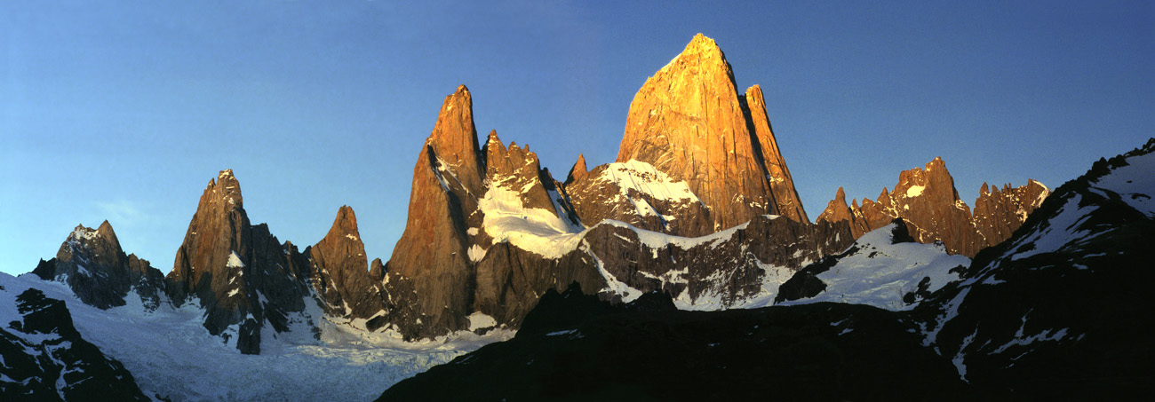 pat_229-230 fitz roy.jpg - Argentine, Fitz Roy, décembre 2002 : près camp Poincenot les premiers rayons du levant sur les pics Provia 400 F
